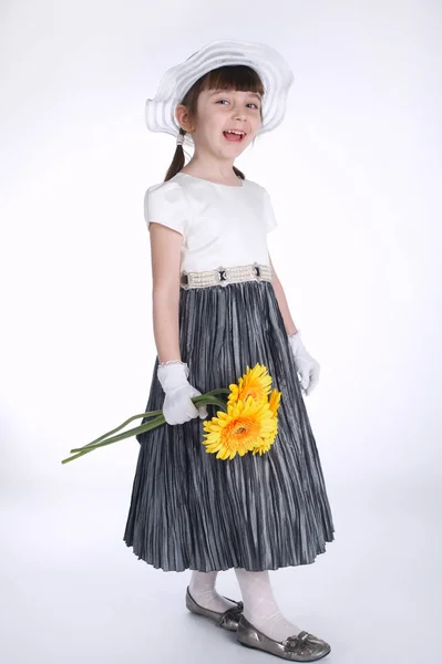 Šťastná dívka s žlutými květy — Stock fotografie