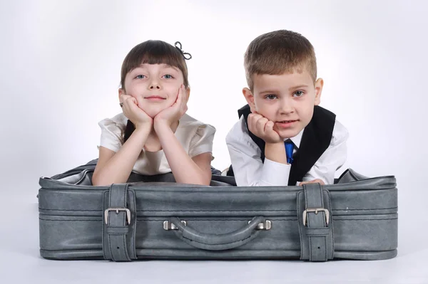 어린 소년과 소녀 가방에 누워 — 스톡 사진