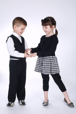 çocuk ve yüzük kutusuyla veren kız