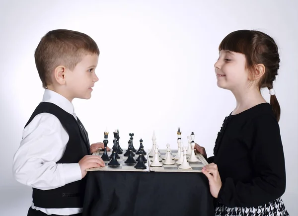 Menino e menina jogando xadrez — Fotografia de Stock