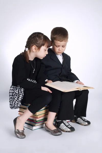 男の子と女の子の宿題を作る — ストック写真