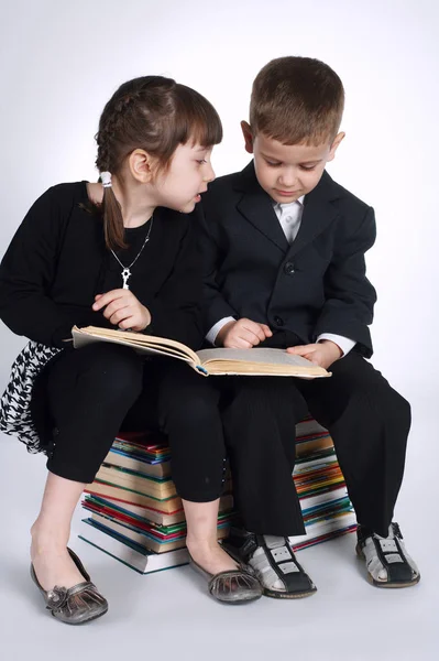 Garçon et fille faisant des devoirs — Photo