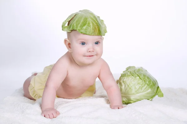 Μωρό με φύλλα λάχανου στο κεφάλι του — Φωτογραφία Αρχείου