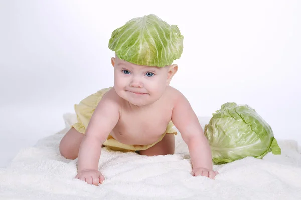 Bebé con hoja de col en la cabeza —  Fotos de Stock