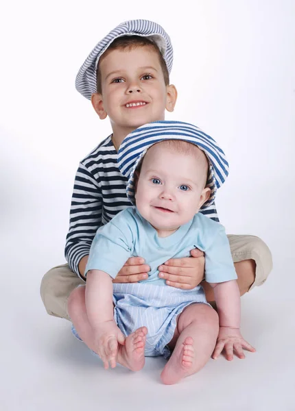 Beyaz arka plan üzerinde iki mutlu kardeşler — Stok fotoğraf
