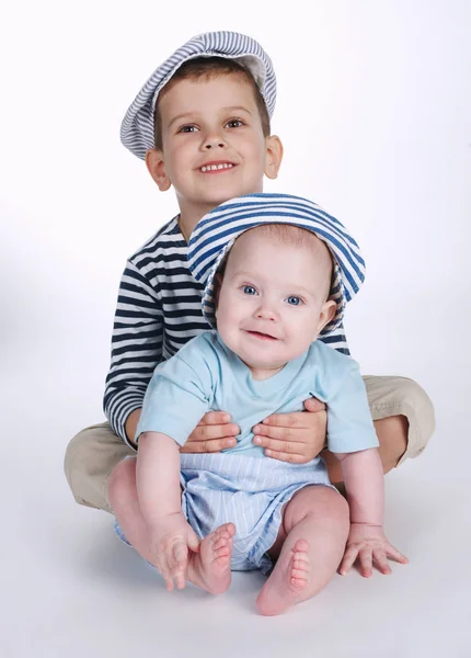 Dos hermanos felices sobre fondo blanco — Foto de Stock