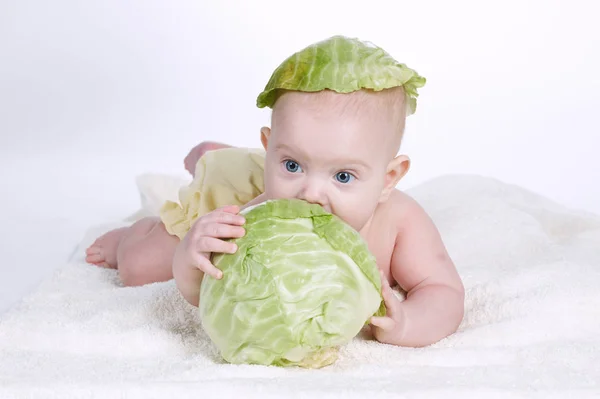 Bebé con hoja de col en la cabeza —  Fotos de Stock
