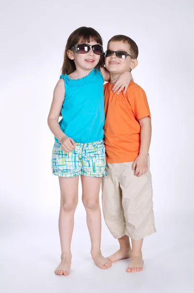 Junge und Mädchen umarmen sich auf weißem Hintergrund — Stockfoto