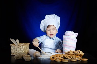 Genç komik aşçı ile mutfak eşyaları