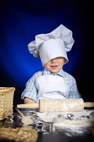 Młody kucharz śmieszne z przyborami kuchennymi — Zdjęcie stockowe