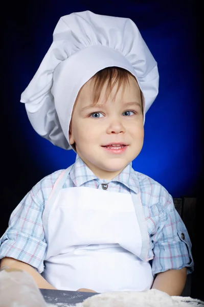Молодий смішний кухар з посудом — стокове фото