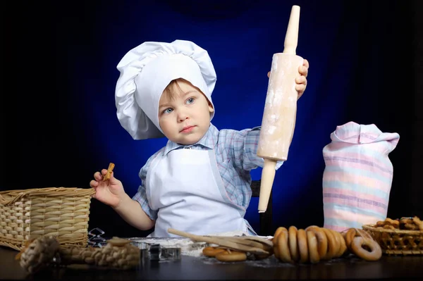 Giovane cuoco divertente con utensili da cucina — Foto Stock