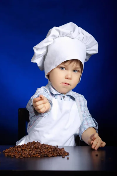 Niño pequeño comprobando granos de café — Foto de Stock