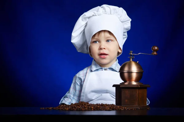 Menino brinca com moinho de café — Fotografia de Stock