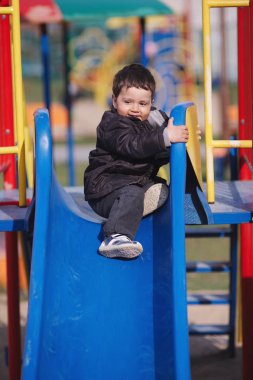 küçük çocuk slayt üzerinde oynama