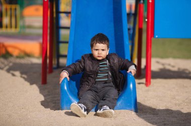 küçük çocuk slayt üzerinde oynama