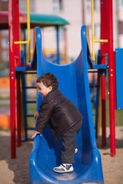 küçük çocuk slayt üzerinde oynama