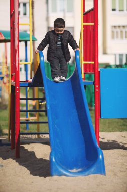 küçük çocuk slayt üzerinde oynama