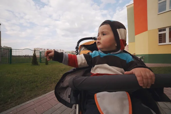 Pequeño lindo chico en bebé carro — Foto de Stock