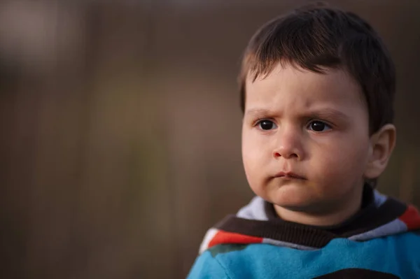 Retrato de pequeno menino sério — Fotografia de Stock