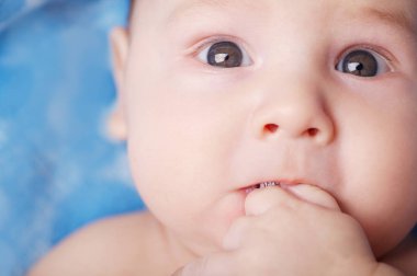 sevimli küçük çocuk mavi zemin üzerine