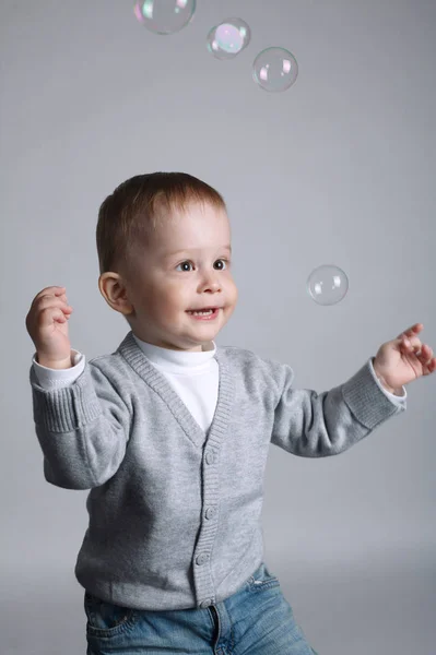 Lite rolig pojke leker med bubblor — Stockfoto