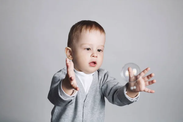 Pequeño divertido chico juega con burbujas —  Fotos de Stock