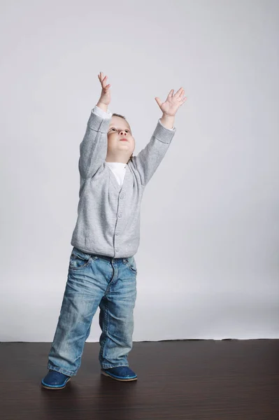 Lite rolig pojke leker med bubblor — Stockfoto