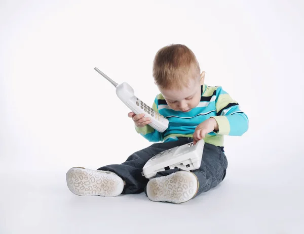 Kleiner Junge telefoniert — Stockfoto