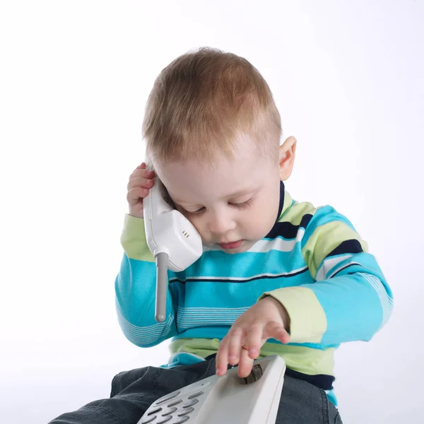 Malý chlapec mluví po telefonu — Stock fotografie