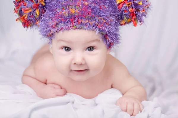 Bebê bonito em chapéu colorido — Fotografia de Stock