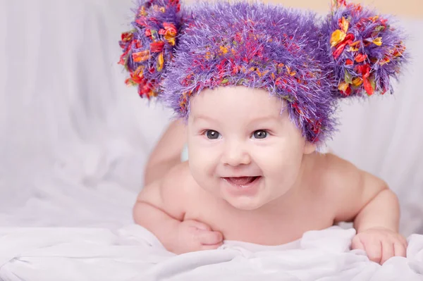Roztomilé dítě v barevné klobouku — Stock fotografie