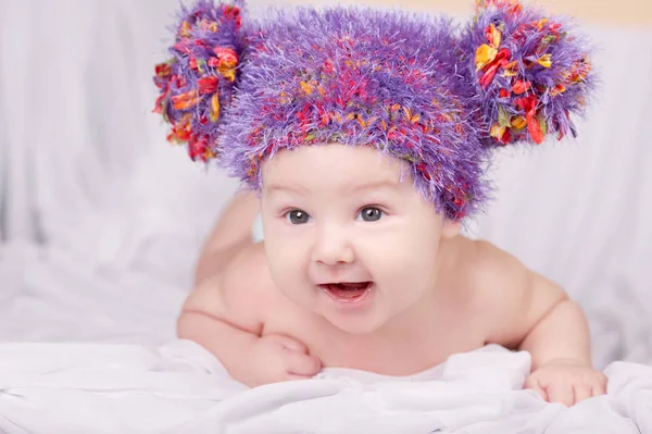 Bebê bonito em chapéu colorido — Fotografia de Stock