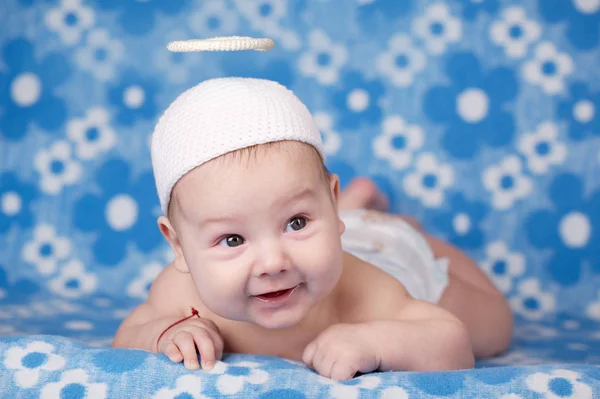 Bonito anjo bebê no fundo azul — Fotografia de Stock
