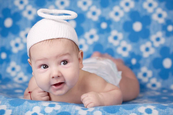 Niedliches Engelbaby auf blauem Hintergrund — Stockfoto