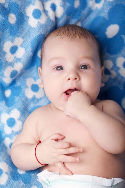 Carino bambino su sfondo blu — Foto Stock
