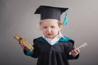 mezun öğrenci çocuk diploma