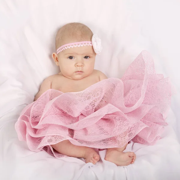 Süße kleine Ballerina auf weißem Hintergrund — Stockfoto