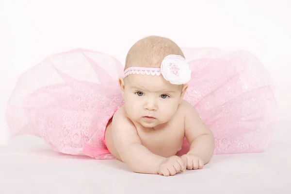 Süße kleine Ballerina auf weißem Hintergrund — Stockfoto