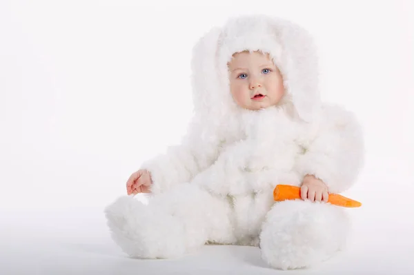 Bebê bonito com traje de coelho — Fotografia de Stock