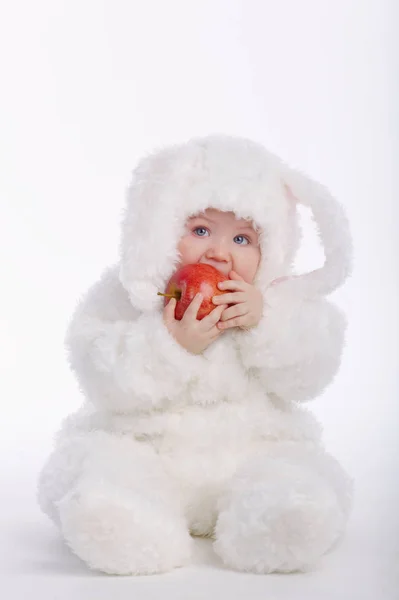 Мила дитина з костюмом кролика — стокове фото