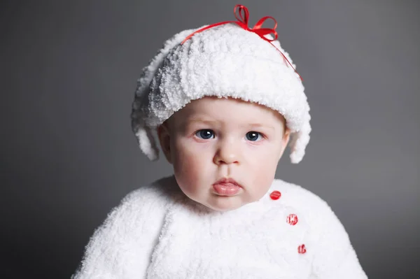 Lindo bebê em um vestido de malha e boné — Fotografia de Stock