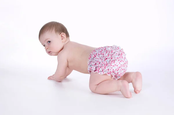 Schönes Baby, das isoliert auf dem Boden sitzt — Stockfoto