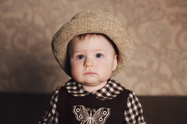 Niña divertida en vestido retro — Foto de Stock