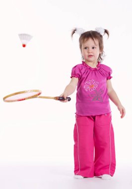 küçük kız badminton oynamaya fotoğrafı
