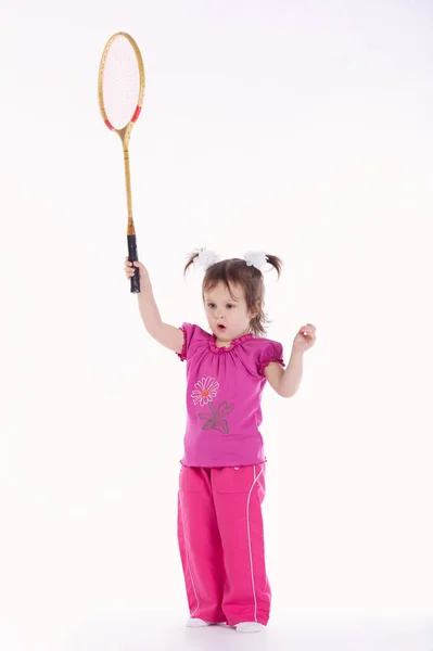 Foto eines kleinen Mädchens beim Badmintonspielen — Stockfoto