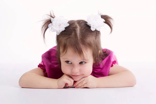 Nettes kleines Mädchen auf weißem Hintergrund — Stockfoto