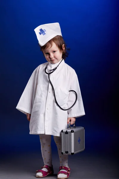 Маленька дівчинка з лікарями форма — стокове фото