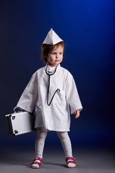 Petite fille avec des médecins uniforme — Photo