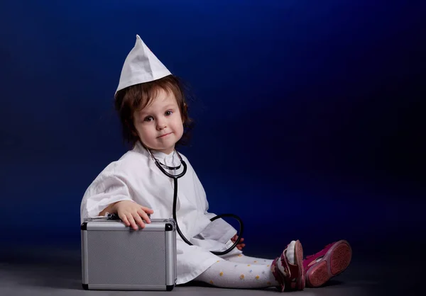 Κοριτσάκι με στολή των ιατρών — Φωτογραφία Αρχείου